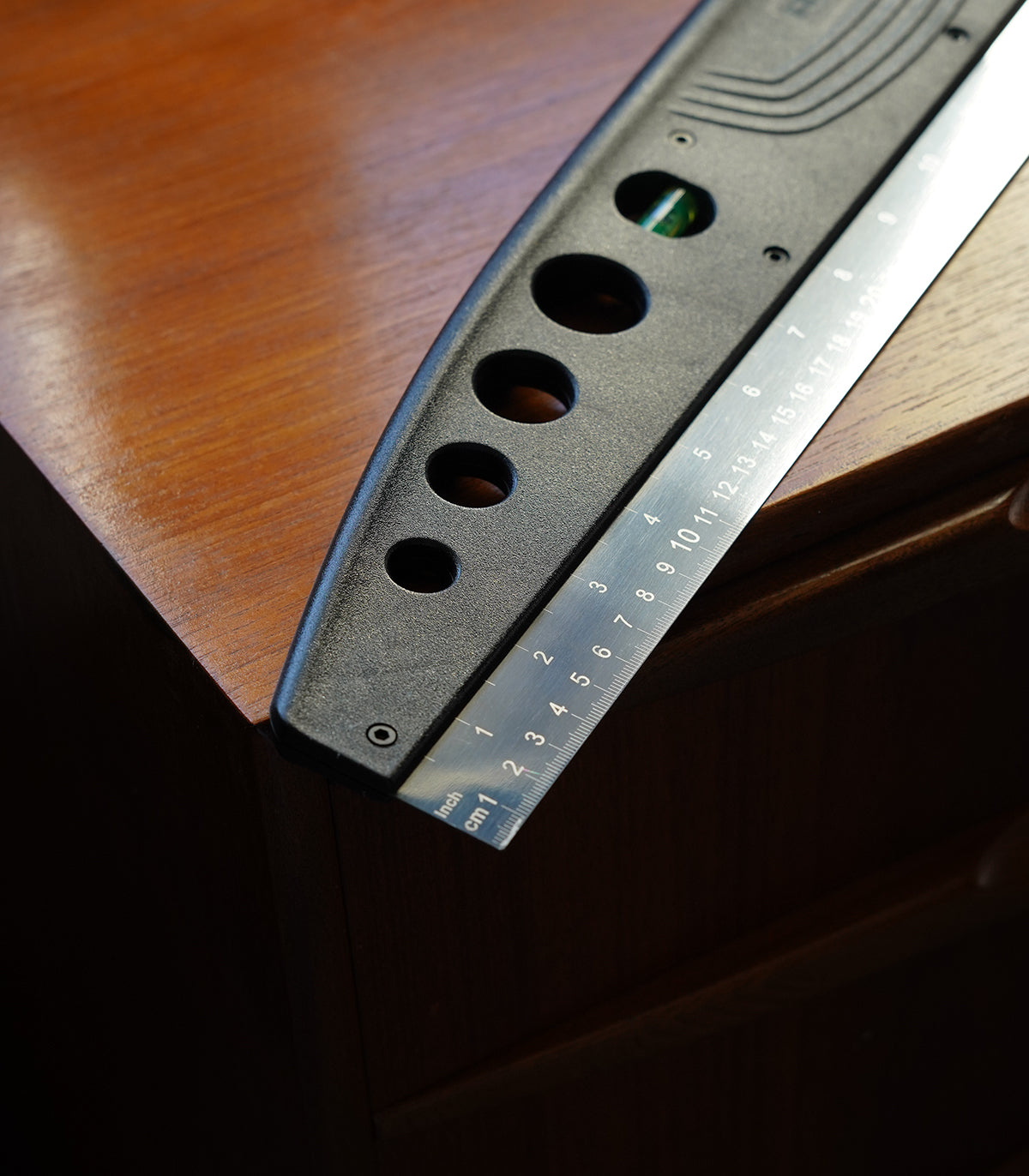 Wielofunkcyjna listwa do tapetowania z poziomicą