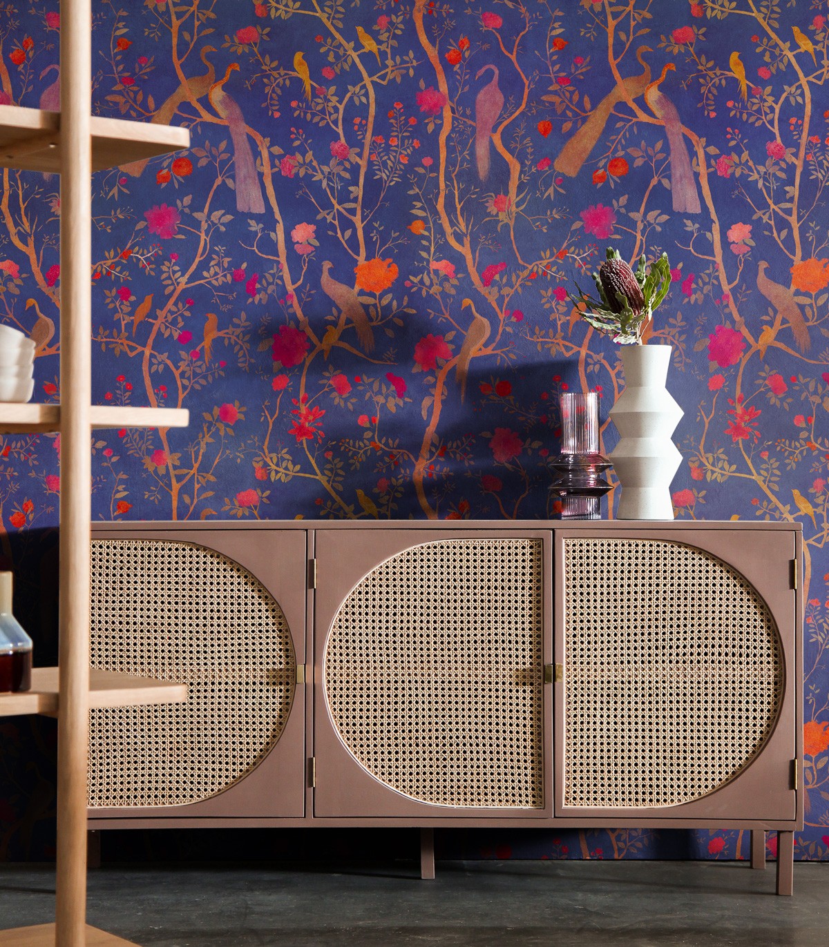 Tapety na ścianę w stylu angielskim. Co wyróżnia angielskie wzory tapet i jak wprowadzić je do wnętrza